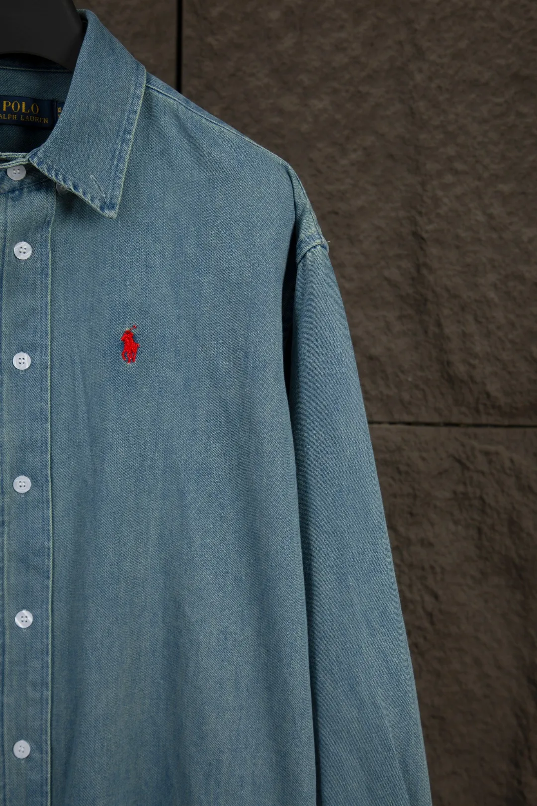 P250 Actual Photos [Popular New Style] Model Number: 25105# Color: Denim Blue Size: S to A versatile shirt that can be worn in all seasons. It is oversized and has a translucent fade. It can be worn alone or layered as a jacket. It can also be worn as an inner layer of a sweater. It has a lightly distressed wash fade and is naturally white. The upper body is retro and casual. Save the mismatch.